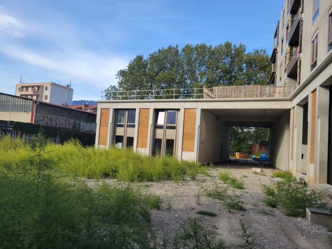 Construction fa&ccedil;on DOM INO en terminaison de gros oeuvre + pis&eacute; en place &agrave; Grenoble (38)  et FOB en cours // Terminaison chantier GO + b&eacute;ton de chanvre + enduit &agrave; villeurbanne (69)